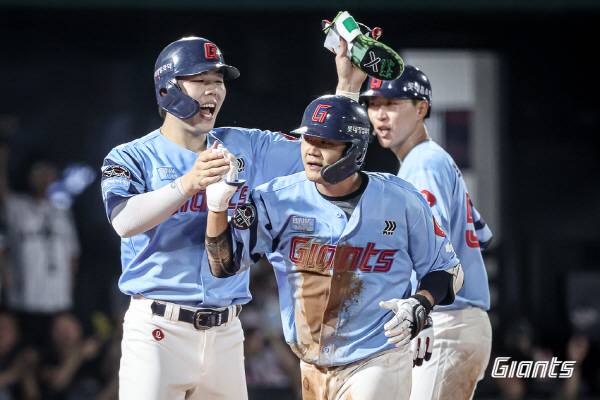 31일 부산 사직구장에서 열린 NC와 3연전에서 롯데 손호영이 3회 만루 홈런을 친 뒤 고승민에게 축하를 받고 있다. 롯데 자이언츠 제공