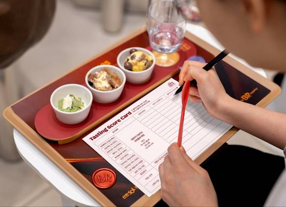 A judge taste candidate flavors for the "Graymat Flavor Contest" at the Workshop by Baskin Robbins flagship store in Gangnam District, southern Seoul, on July 30. [BASKIN ROBBINS]