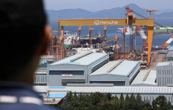 A large crane stands at Hanwha Ocean’s headquarters in Geoje, South Gyeongsang, on July 31, the day when the United States cut its tariffs on Korean goods to 15 percent. [YONHAP]