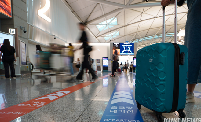 인천국제공항 제1터미널 출국장 앞에서 관광객들이 이동하고 있다. 유희태 기자