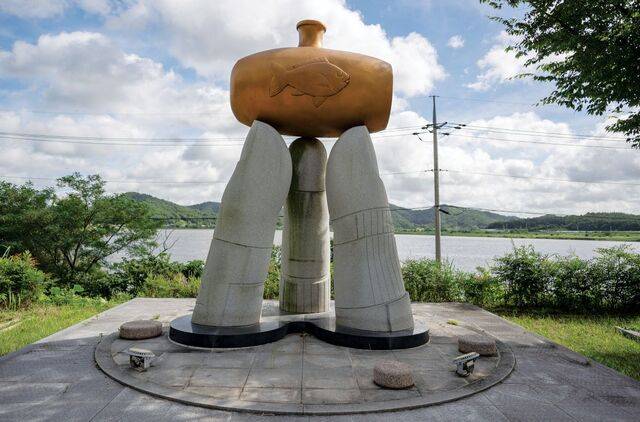 과거 옹기를 실어내던 석정포 공원 내 조형물.