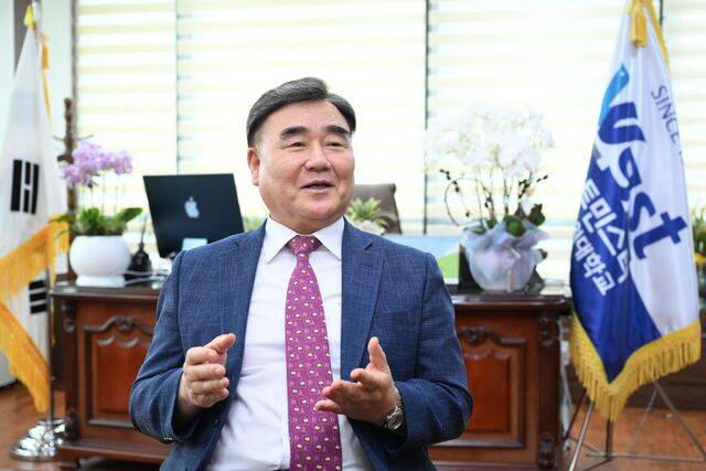 배광식 웨스트민스터신학대학원대학교 총장이 지난 23일 경기도 용인의 학교 총장실에서 신학교육의 방향성과 학교 비전에 대해 이야기하고 있다. 용인=신석현 포토그래퍼