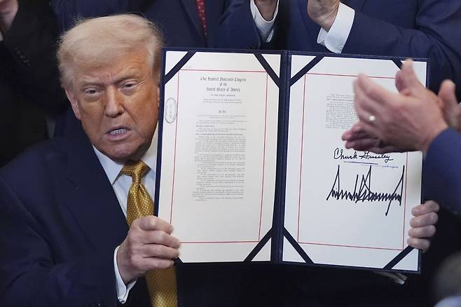 도널드 트럼프 미국 대통령이 지난 16일(현지 시간) 백악관 이스트룸에서 '치명적 펜타닐 밀매 중단법'(HALT Fentanyl Act)에 서명한 후 이를 들어 보이고 있다. 트럼프 대통령은 펜타닐을 제조해 미국에 유통하는 중국인들에 대해 중국 정부가 사형을 집행하게 될 것이라고 밝혔다. AP뉴시스