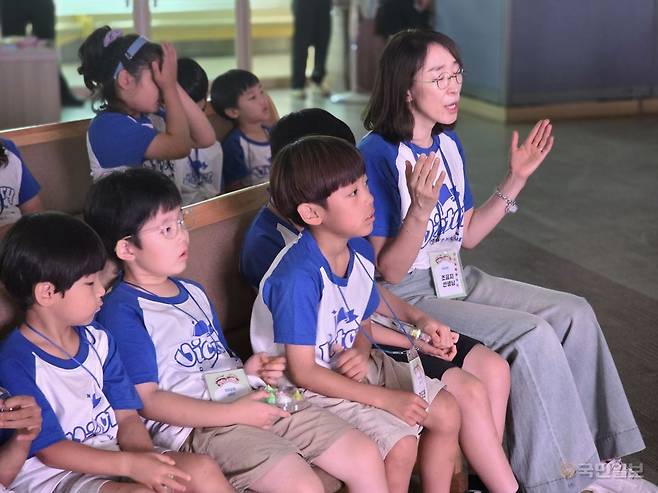 어린이와 봉사자들이 29일 경북 안동태화교회에서 여름성경학에 참여하고 있다.