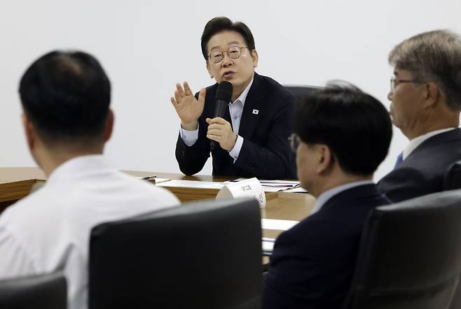 이재명 대통령이 지난 25일 경기 시흥시 SPC삼립 시화공장에서 열린 산업재해 근절 현장 노사간담회에서 SPC 임원들에게 사고경위와 근로자 노동 환경 등에 대해 질문하고 있다. 뉴시스