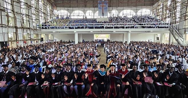 재미한인예수교장로회고신총회 직영 신학 기관인 에반겔리아대학교(EU)는 지난 23일 우간다 포도원교회에서 3000여명이 운집한 가운데 졸업식을 진행했다. 졸업식을 마친 뒤 EU 관계자와 학생들이 단체기념촬영을 하고 있다. 포도원교회 제공