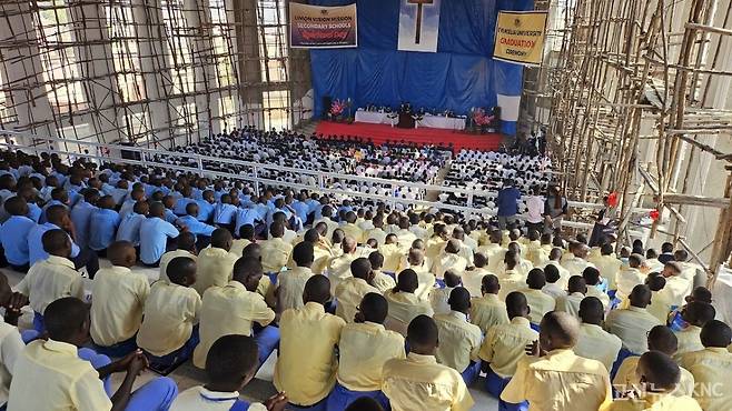 지난 23일 우간다 포도원교회에서 열린 EU 졸업식 모습.   부산 포도원교회 제공