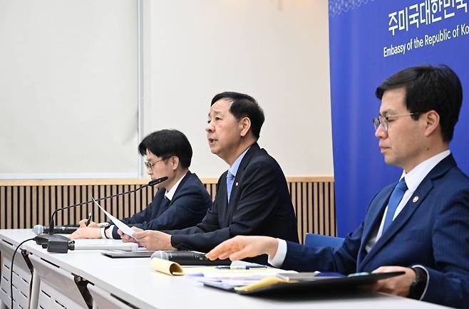 구윤철 부총리 겸 기획재정부 장관이 30일(현지시간) 미국 워싱턴DC 주미한국대사관에서 열린 브리핑에서 발언하고 있다. 왼쪽부터 김정관 산업통상자원부 장관, 구윤철 부총리, 여한구 통상교섭본부장. 기획재정부 제공.