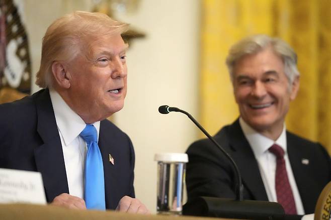 도널드 트럼프 미국 대통령이 30일(현지시간) 워싱턴DC 백악관에서 자국민의 의료 기록 접근 개선을 위한 정책 제안을 홍보하는 행사에 메흐메트 오즈(오른쪽) 메디케어·메디케이드서비스센터 국장과 함께 참석해 연설하고 있다. AP연합뉴스