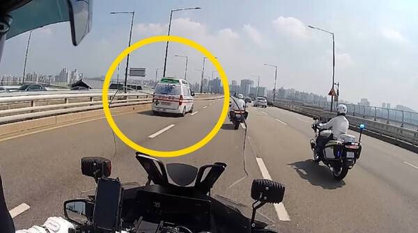 경찰 싸이카(경찰 오토바이)가 위중한 환아를 태운 구급차를 이송하고 있다. 경기남부경찰청 제공