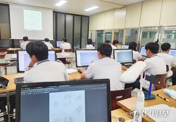 정밀기계과 수업모습. 박화선기자