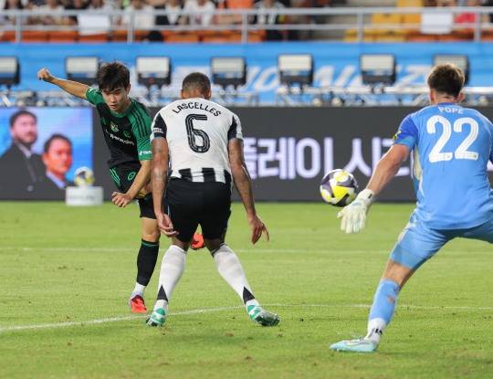 선제골 넣는 김진규. 사진[연합뉴스]