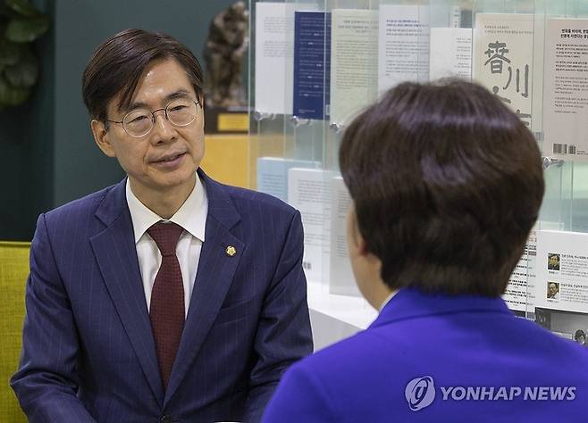 국민의힘 당 대표 선거에 출마한 조경태 의원과 양향자 전 의원이 31일 국회 의원회관에서 만나 대화하고 있다.  [사진 = 연합뉴스]