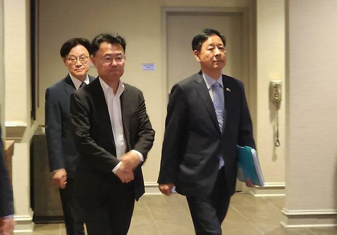 구윤철 부총리 겸 기획재정부 장관(오른쪽)이 30일(현지시간) 워싱턴DC 미국 상무부 청사에서 하워드 러트닉 미 상무장관과 통상협의를 하기 위해 숙소를 나서고 있다. 맨 왼쪽은 김정관 산업통상자원부 장관. [사진 = 연합뉴스]