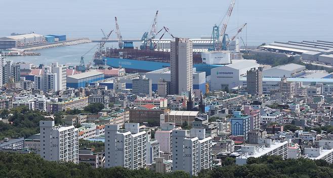 한미 무역협상이 타결된 31일 울산시 동구 HD현대중공업에서 건조 중인 선박이 보이고 있다. 한국은 미국에 3천500억달러(약 487조원)를 투자하는 등의 조건으로 상호관세를 기존 25%에서 15%로 낮추는 것에 합의했다. [사진 = 연합뉴스]