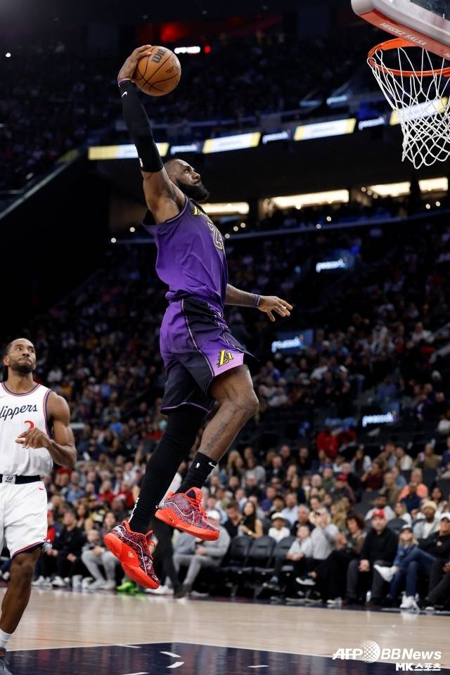 파베일은 “‘디애슬레틱’의 존 홀린저는 제임스가 플레이어 옵션을 행사하기 전 댈러스에 강한 관심을 보였다고 했다. 그렇다면 우리는 현시점 제임스가 (앤서니)데이비스, (카이리)어빙과의 재결합에 관심이 없다고 믿어야 할까? 이 부분은 댈러스가 얼마나 동기부여가 되어 있는지의 문제다”라고 전했다. 사진=AFPBBNews=News1