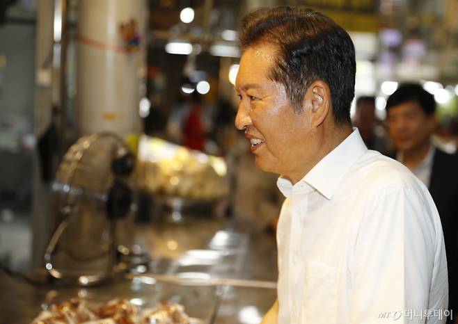 [인천=뉴시스] 김동영 기자 = 더불어민주당 당대표 후보인 정청래 국회의원이 30일 오후 인천 계양구 계양산전통시장에서 상인들과 만나 인사를 나누고 있다. 2025.07.30. dy0121@newsis.com /사진=김동영