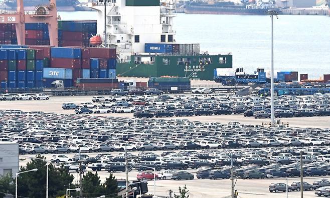 한미 관세협상이 타결된 31일 경기 평택시 포승읍 평택항 자동차 전용부두에 선적을 기다리는 수출용 차량이 세워져 있다. 도널드 트럼프 미국 대통령은 30일(현지시간) 미국이 한국에 적용한 상호관세율을 25%에서 15%로 인하하는 무역합의를 체결했다고 발표했다. 2025.07.31. jtk@newsis.com /사진=뉴시스
