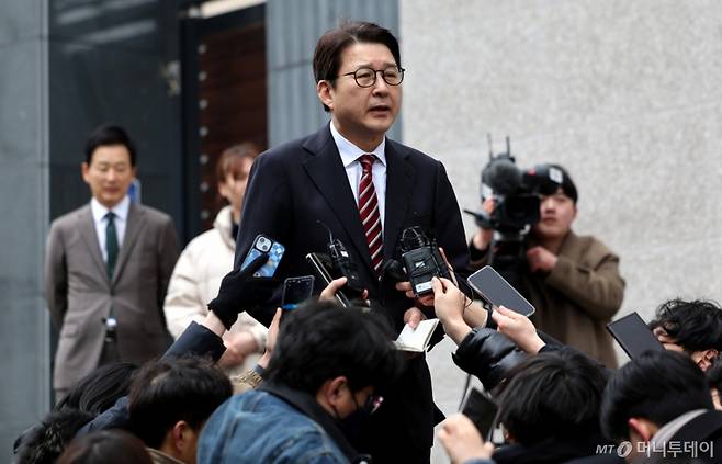 [대구=뉴시스] 이무열 기자 = 신동욱 국민의힘 수석대변인이 3일 대구 달성군 유가읍 사저에서 박근혜 전 대통령을 예방한 뒤 취재진 질문에 답하고 있다. 2025.03.03. lmy@newsis.com /사진=이무열