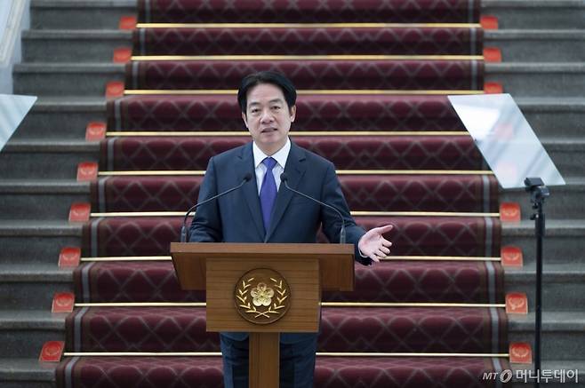 [타이베이(대만)=AP/뉴시스]라이칭더 대만 총통이 2월14일 타이베이 총통부에서 도널드 트럼프 미 대통령의 관세에 대한 안보회의 후 기자회견을 열고 있다.2025.04.12.