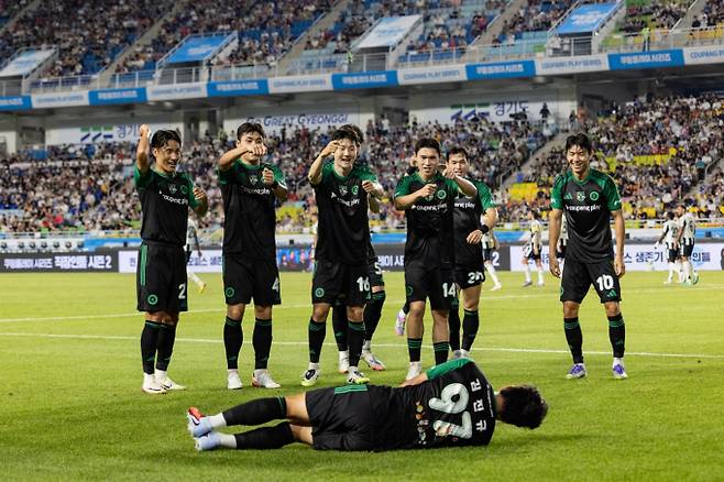 팀 K리그1 김진규가 뉴캐슬 유나이티드를 상대로 선제골을 터트렸다. 사진은 팀 K리그 선수들이 세리머니를 하는 모습. /사진=쿠팡플레이 제공