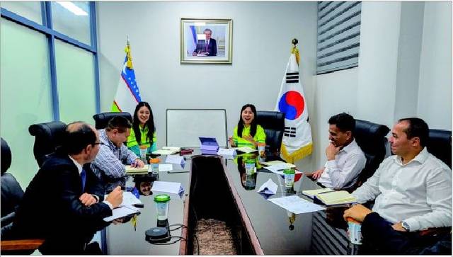 주한 우즈베키스탄 대사관에서 ‘ASEZ WAO 한글서당’ 프로그램을 통해 한글을 가르치는 필자(연두색 옷차림 중 오른쪽)의 모습. 대사, 참사관 등과 한글 공부를 함께하며 서로의 문화와 생각을 공유하는 뜻깊은 시간을 가졌다. ASEZ WAO 제공