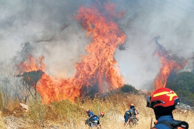 지난 26일 그리스 키티라섬에서 소방관들이 산불을 진화하고 있다. 로이터 AFP 연합뉴스