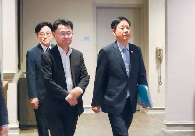 트럼프 만나러…  : 구윤철(오른쪽) 부총리 겸 기획재정부 장관 등이 30일 미국 워싱턴DC 상무부 청사에서 하워드 러트닉 상무장관과 통상 협의를 위해 숙소를 나서고 있다. 아래 사진은 구 부총리 등을 태운 한국 통상협상단 차량이 도널드 트럼프 대통령과의 면담을 위해 백악관 서쪽 출입문 검문소를 통과하는 모습.   연합뉴스