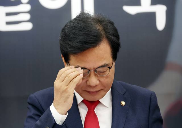 송언석 국민의힘 비상대책위원장 겸 원내대표가 31일 국회에서 열린 비상대책위원회의에서 안경을 고쳐쓰고 있다. 연합뉴스