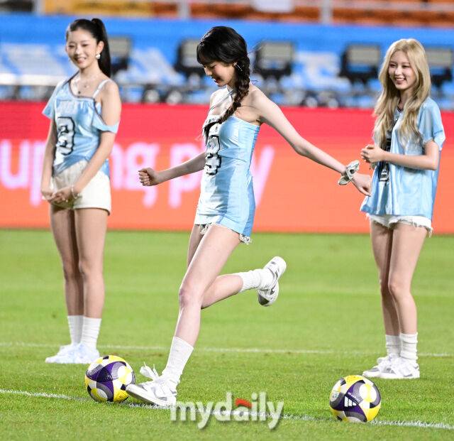 2025년 7월 30일 오후 경기도 수원월드컵경기장에서 쿠팡플레이 시리즈 '팀K리그와 뉴캐슬 유나이티드 FC'의 경기가 열렸다.아이브 장원영이 시축하고 있다.