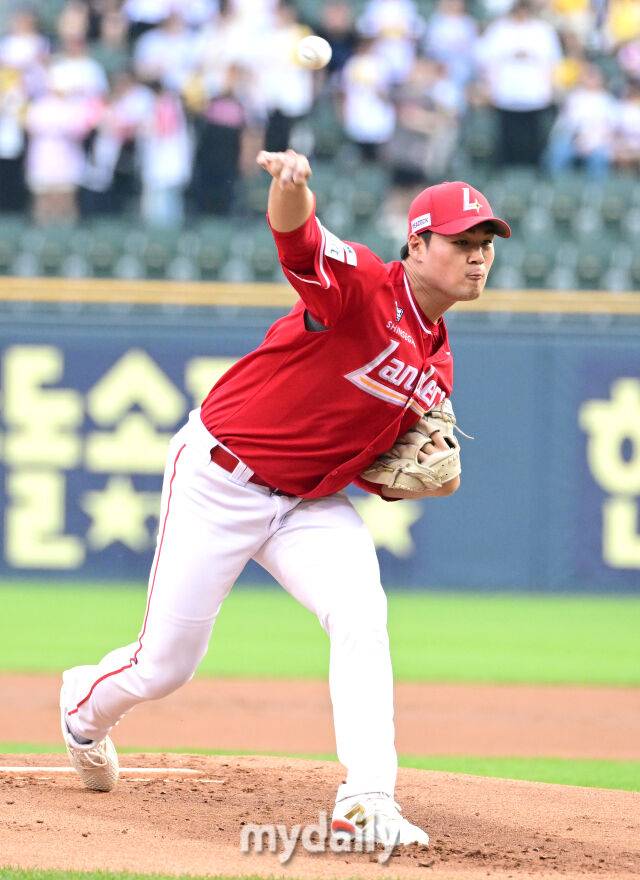 2025년 6월 12일 오후 서울 잠실구장에서 '2025 신한 SOL뱅크 KBO 리그' SSG 랜더스와 LG 트윈스의 경기가 열렸다. SSG 선발투수 전영준이 역투하고 있다./마이데일리