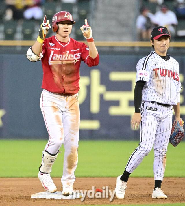 2025년 6월 12일 오후 서울 잠실구장에서 '2025 신한 SOL뱅크 KBO 리그' SSG 랜더스와 LG 트윈스의 경기가 열렸다. SSG 박성한이 4회초 1사 후 2루타를 친 뒤 기뻐하고 있다./마이데일리