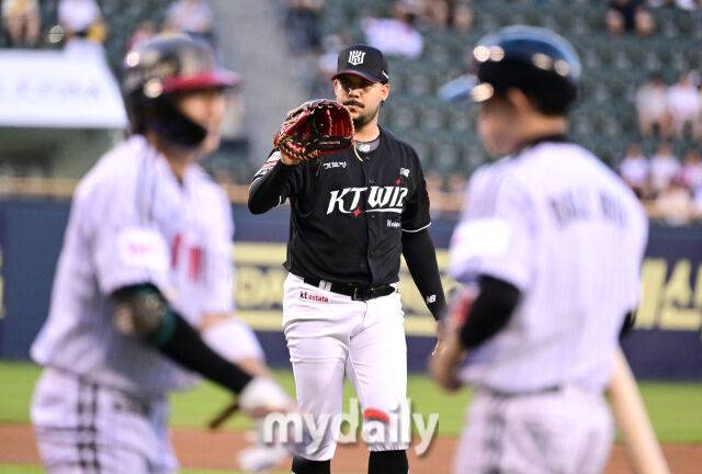 2025년 7월 31일 오후 서울 잠실구장에서 열린 '2025 신한 SOL뱅크 KBO 리그' KT 위즈와 LG 트윈스의 경기. KT 선발투수 헤이수스가 3회말 연속 안타를 맞으며 당황하고 있다./잠실=유진형 기자