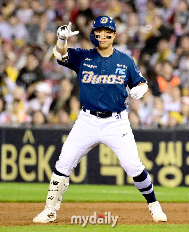 2025년 6월 17일 오후 서울 잠실구장에서 진행된 '2025 신한 SOL뱅크 KBO 리그' NC 다이노스와 LG 트윈스의 경기. NC 손아섭이 8회초 2사 1.2루서 1타점 적시타를 친 뒤 기뻐하고 있다./마이데일리