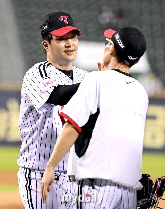 2025년 7월 31일 오후 서울 잠실구장에서 열린 '2025 신한 SOL뱅크 KBO 리그' KT 위즈와 LG 트윈스의 경기. LG 문보경이 18-0으로 승리한 뒤 염경엽 감독과 기뻐하고 있다./잠실=유진형 기자