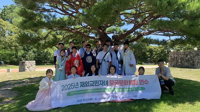 ‘2025재외교민자녀모국문화체험’ 에 참가한 재외동포 청소년들이 진주성에서 한복 체험을 하고 기념 촬영을 하고 있다.  [경남도 제공]