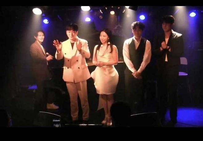 지난 6월 창(暢)엔터 ‘NEXT CHANG’(暢) 아티스트들이 일본 콘서트를 마친 후 관객들에게 인사를 하고 있다.<사진 왼쪽부터 일본 JUST LISTEN 이현욱 대표와 아티스트 황성빈·손희태 창(暢)엔터 대표·안선제·김정환>