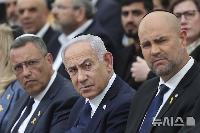[예루살렘=AP/뉴시스] 베냐민 네타냐후 이스라엘 총리(가운데), 아미르 오하나 크네세트(의회) 의장(오른쪽)이 지난 4월 29일(현지 시간) 예루살렘에서 열린 전몰 장병 추모일 전야 기념식에 참석하고 있다. 2025.07.31.