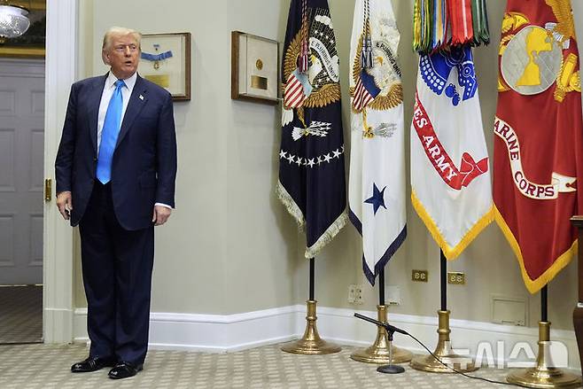 [워싱턴=AP/뉴시스]도널드 트럼프 미국 대통령이 30일(현지 시간) 백악관 루즈벨트룸에서 법안 서명식을 진행한 뒤 취재진을 돌아보며 얘기하고 있다. 2025.07.31.