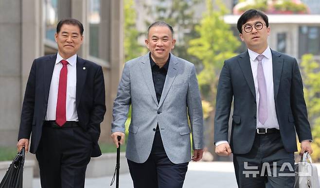 [서울=뉴시스] 이영환 기자 = 공천개입 의혹 및 여론조사 조작 의혹을 받고 있는 명태균 씨가 지난 4월 30일 오전 서울 서초구 서울고등검찰청으로 조사를 받기 위해 출석하고 있다. 2025.04.30. 20hwan@newsis.com