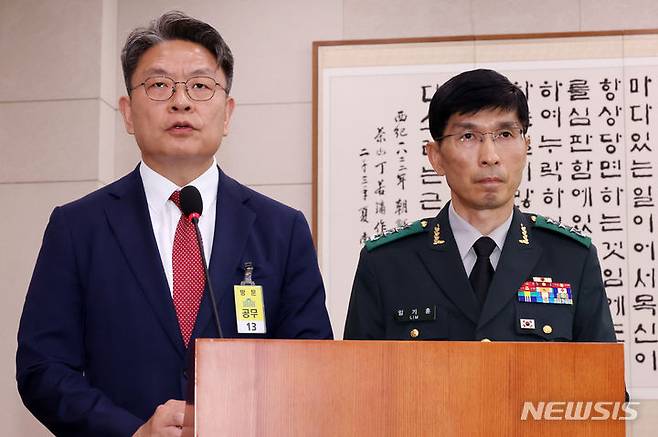 [서울=뉴시스] 조성우 기자 = 이시원(왼쪽) 전 대통령비서실 공직기강비서관과 임기훈 국방대 총장이 21일 오전 서울 여의도 국회에서 열린 법제사법위원회의 순직 해병 수사 방해 및 사건 은폐 등의 진상규명을 위한 특별검사의 임명 등에 관한 법률안 관련 입법청문회에서 위원장 질의에 답변하고 있다. 2024.06.21. xconfind@newsis.com