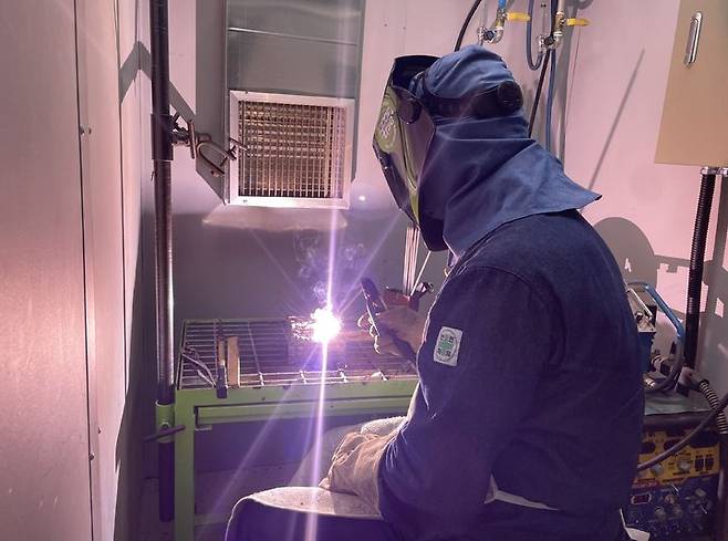 [서울=뉴시스] 한국폴리텍대학 인천캠퍼스에서 '퇴직공무원 맞춤형 신중년특화과정'을 수강 중인 이명용씨의 용접 실습 모습. 2025.07.31. (사진=한국폴리텍대학 제공) *재판매 및 DB 금지