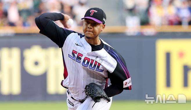 [서울=뉴시스] 추상철 기자 = 30일 오후 서울 송파구 잠실야구장에서 열린 2025 KBO리그 삼성라이온즈와 LG트윈스의 경기, LG선발투수 에르난데스가 역투하고 있다. 2025.05.30. scchoo@newsis.co월