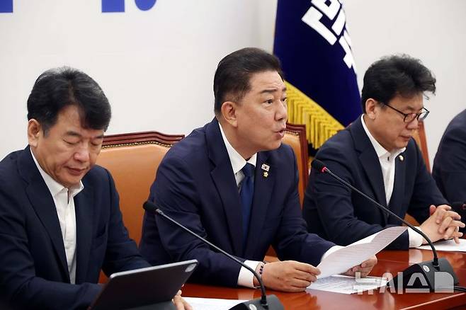 [서울=뉴시스] 조성봉 기자= 김병기 더불어민주당 당대표 직무대행 겸 원내대표가 지난 29일 오전 서울 여의도 국회에서 열린 원내대책회의에서 발언을 하고 있다. 2025.07.29. suncho21@newsis.com