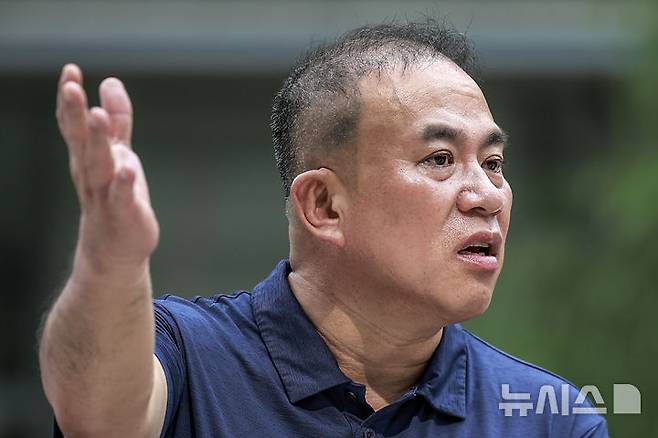 [서울=뉴시스] 정병혁 기자 = 공천개입 의혹 및 여론조사 조작 의혹을 받고 있는 명태균 씨가 31일 서울 종로구 김건희 특검팀(특별검사 민중기) 사무실로 조사를 받기 위해 출석하며 취재진 질문에 답하고 있다. 2025.07.31. jhope@newsis.com