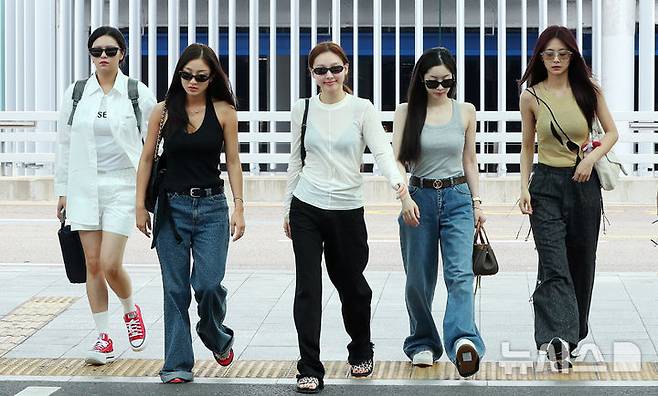 [인천공항=뉴시스] 김혜진 기자 = 그룹 트와이스가 롤라팔루자 시카고 참석을 위해 31일 인천국제공항을 통해 미국 시카고로 출국하고 있다. 2025.07.31. jini@newsis.com