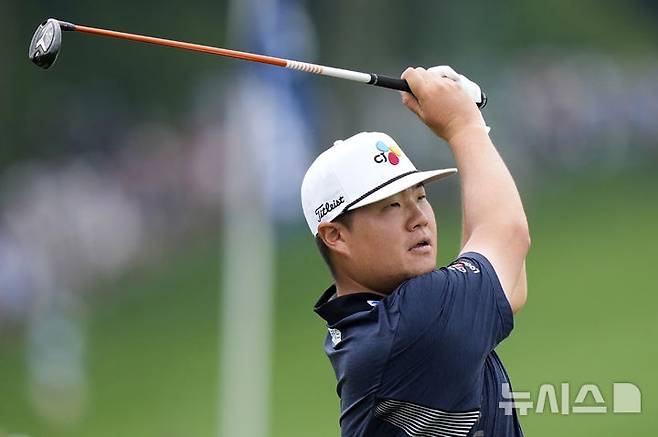 [오크몬트=AP/뉴시스] 임성재가 14일(현지 시간) 미 펜실베이니아주 오크몬트의 오크몬트 컨트리클럽에서 열린 제125회 US오픈 3라운드 5번 홀에서 티샷하고 있다. 전날 공동 36위였던 임성재는 중간 합계 11오버파 221타 공동 54위로 하락했다. 2025.06.15.