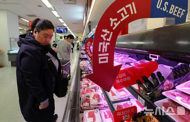[서울=뉴시스] 김혜진 기자 = 1일 서울 시내 한 대형마트에 미국산 소고기가 판매되고 있다. 미국 정부가 한국의 미국산 수입 소고기 개월령 제한 조치를 포함한 미국산 소고기 및 소고기 가공품 수출 규제를 문제 삼으면서 이 규정을 관세 협상에 활용할 가능성이 커졌다. 자국 보호무역주의를 펼치고 있는 미국이 개월령 해제 조치를 요구할 경우 우리 축산 농가의 반발이 예상되는 가운데 정부의 고심도 커지고 있다. 2025.04.01. jini@newsis.com