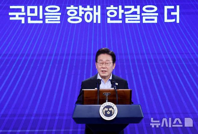 [서울=뉴시스] 최동준 기자 = 이재명 대통령이 31일 서울 종로구 정부서울청사에서 열린 '국민주권시대 공직자의 길' 고위공직자 워크숍에서 특강하고 있다. (대통령실통신사진기자단) 2025.07.31. photocdj@newsis.com
