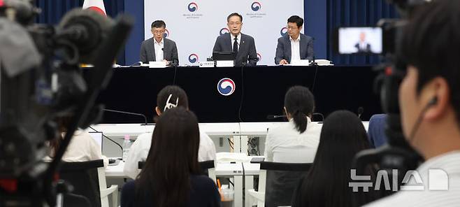 [세종=뉴시스] 강종민 기자 = 이형일 기획재정부 1차관이 지난 29일 세종시 정부세종청사에서 2025년 세제개편안을 발표하고 있다. 2025.07.31. ppkjm@newsis.com